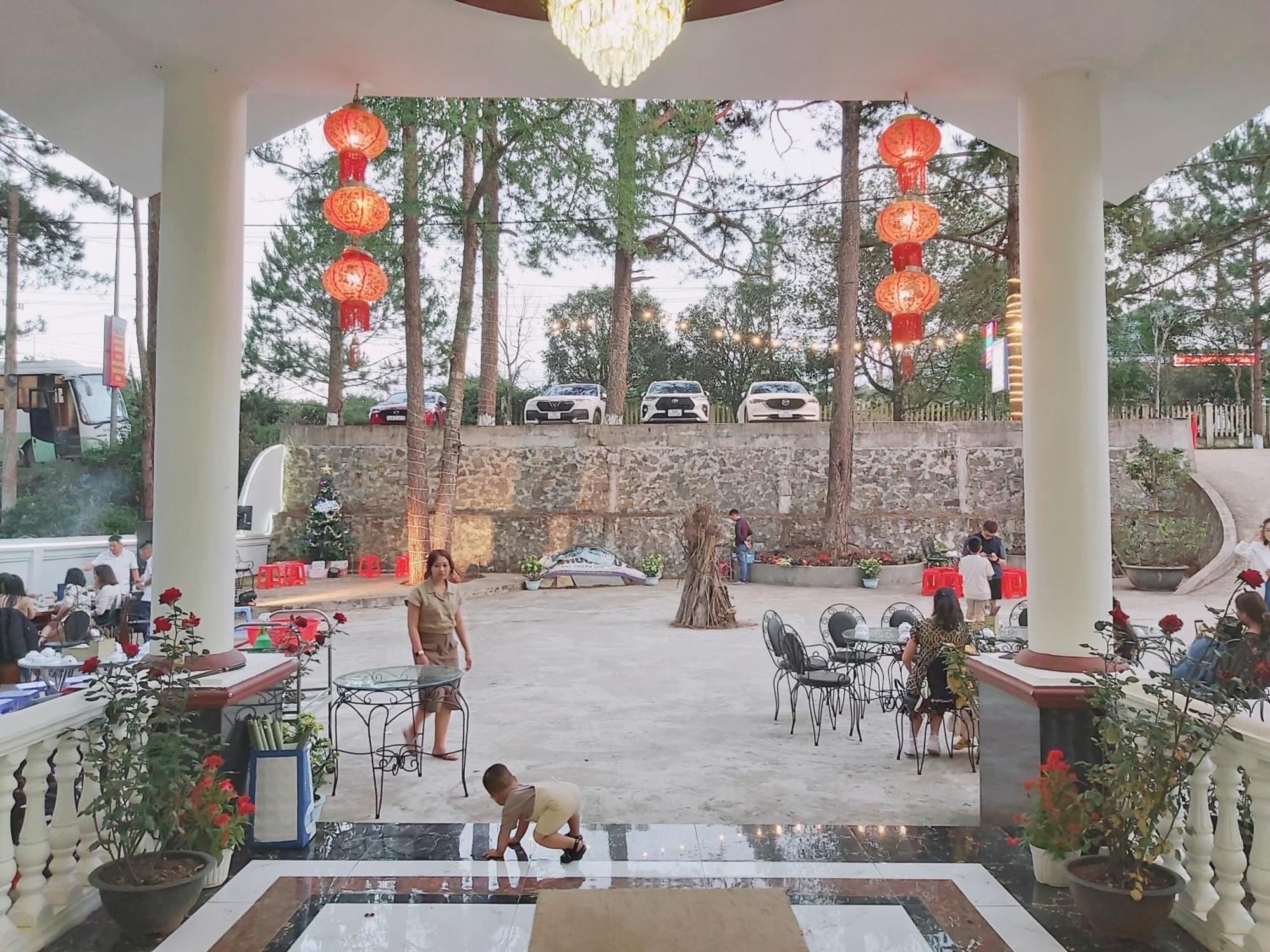 Khach San Hung Viet Hotell Kon Tum Exteriör bild